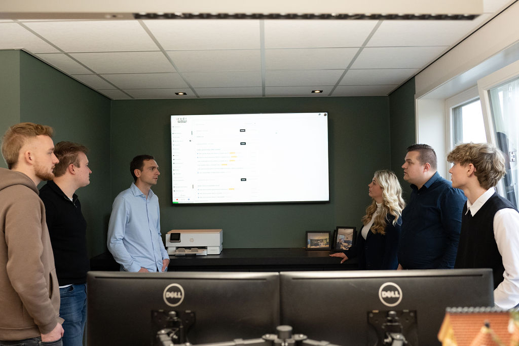 Code WOW! team die de daily stand-up doet elke ochtend