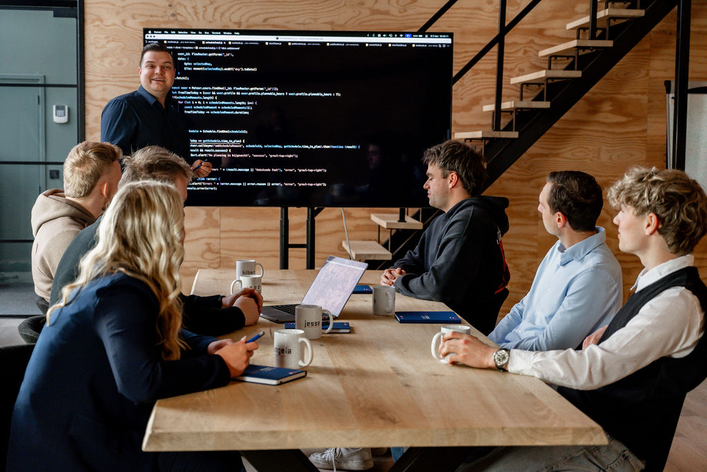 Vergadering met het hele team bij Code WOW!