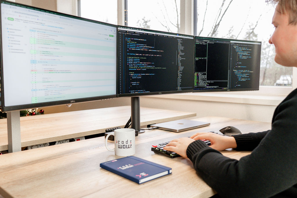 Collega die aan het programmeren is bij Code WOW!