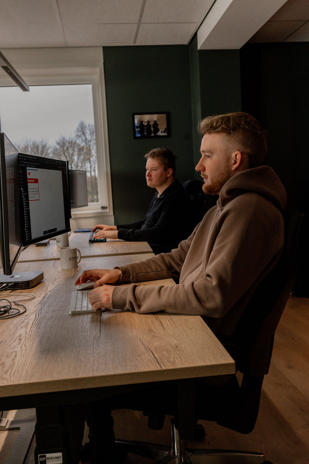 Collega die bezig is met een website