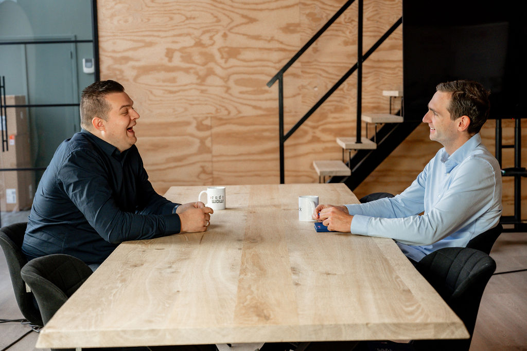 twee personen voeren een gesprek bij Code WOW!